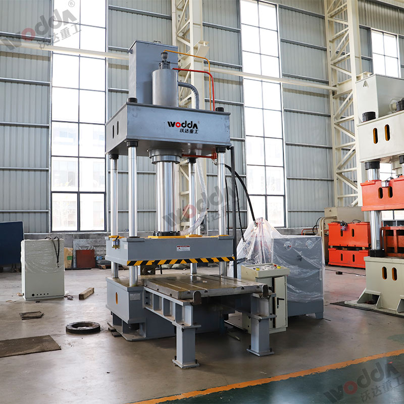 200噸四柱(zhù)拉伸液(ye)壓機帶(dai)移動工(gong)作台