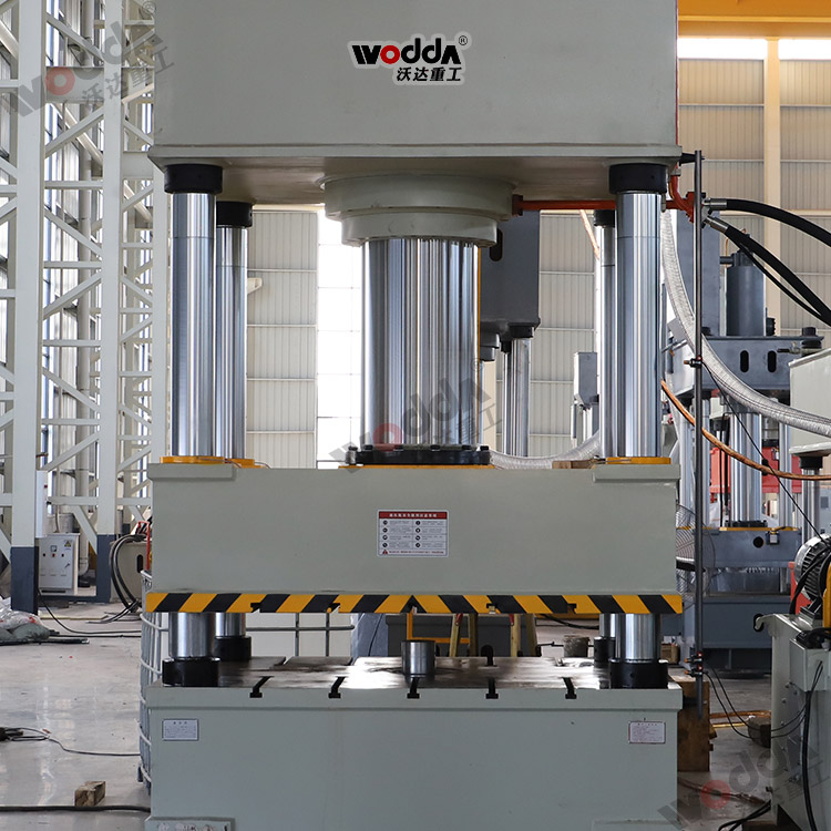 630噸四柱液(yè)壓機機身(shēn)