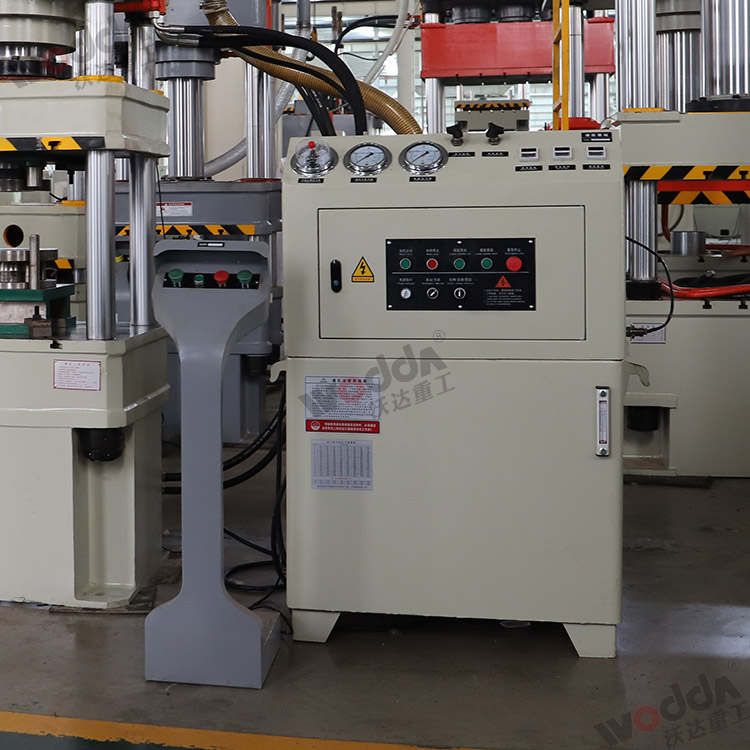 200噸四柱液壓(ya)機（移動控制(zhì)台）