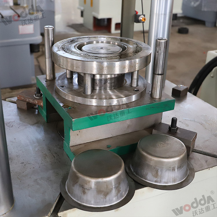 200噸(dūn)四柱拉伸機用戶(hù)現場圖