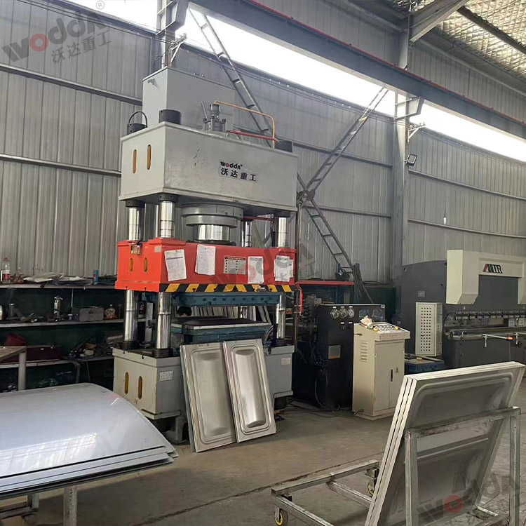 拉伸不鏽(xiu)鋼水箱液壓機