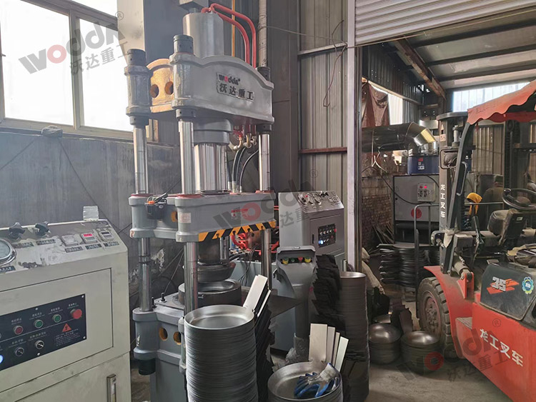 100噸(dūn)四柱液壓(yā)機拉伸鐵(tie)鍋一次成(chéng)型