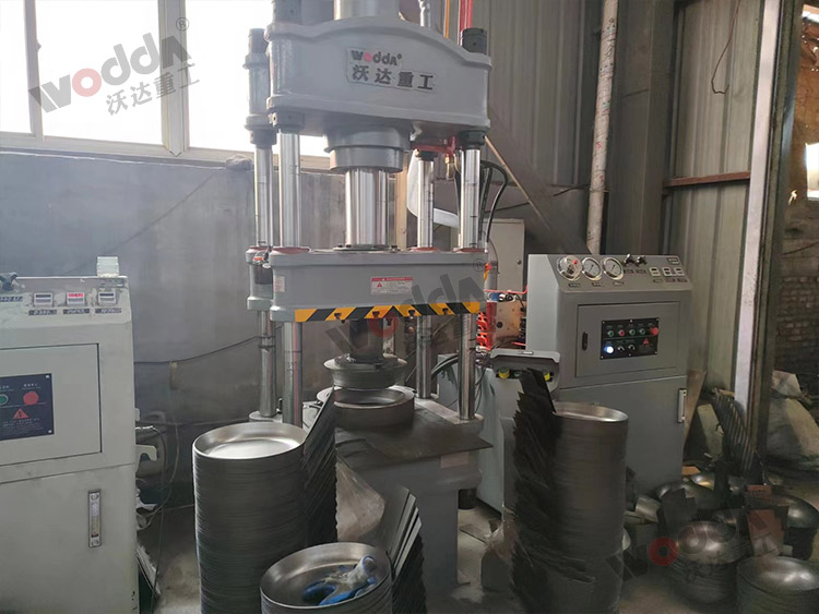 100噸四(si)柱液壓(yā)機拉伸(shēn)鐵鍋現(xian)場