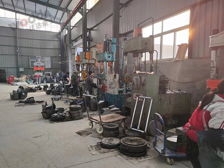 100噸四柱(zhu)液壓機拉(la)伸鐵鍋客(kè)戶現場