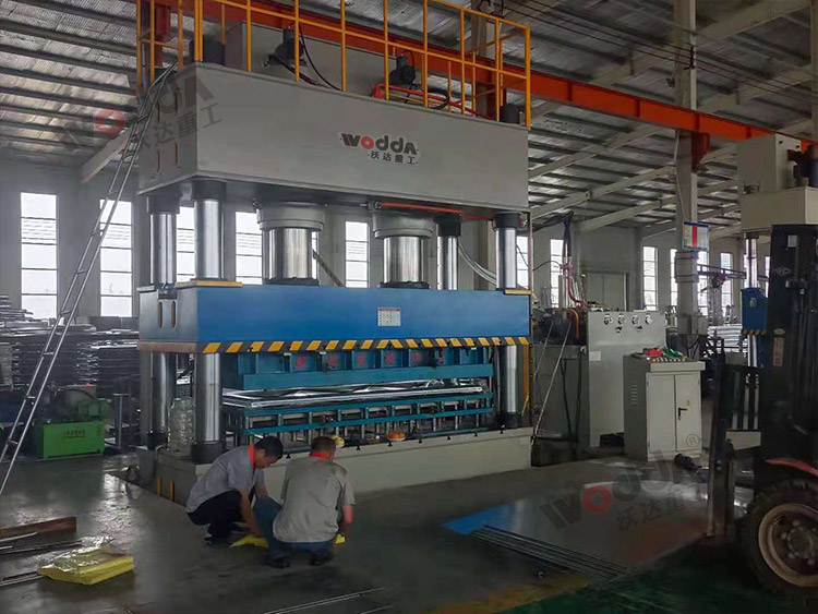 1000噸不鏽(xiu)鋼水箱(xiang)闆拉伸(shen)液壓機(ji)（圖2）