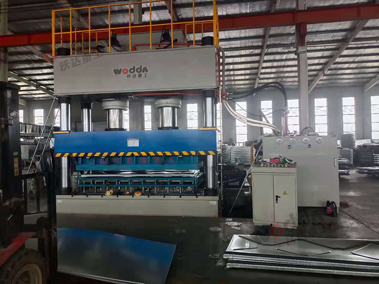 1000噸(dūn)不鏽鋼(gāng)水箱闆(pan)拉伸液(ye)壓機（圖(tú)1）