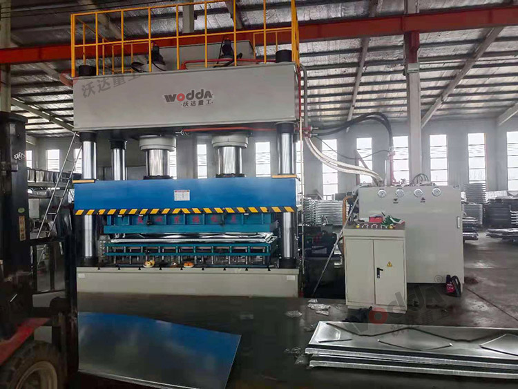 1000噸不(bu)鏽鋼水(shui)箱闆拉(lā)伸液壓(yā)機（圖3）