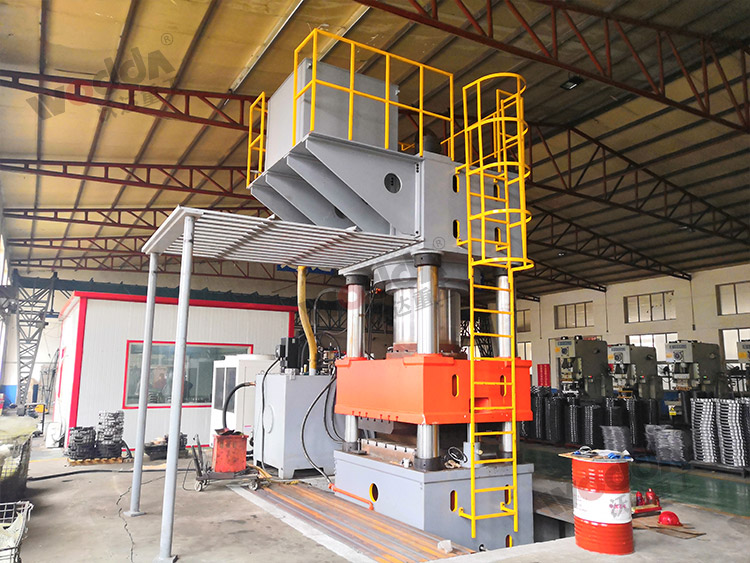 2000噸(dūn)汽車離合器(qì)外殼拉伸液(ye)壓機