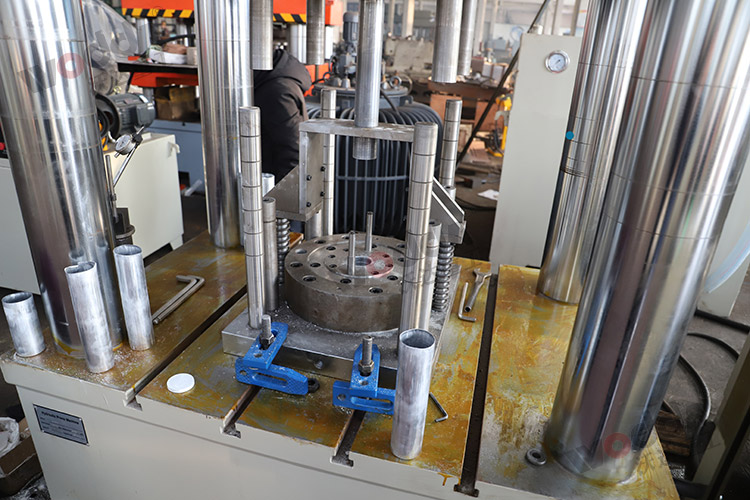 500噸動(dong)力電池電(dian)芯鋁殼拉(la)伸液壓機(jī)模具