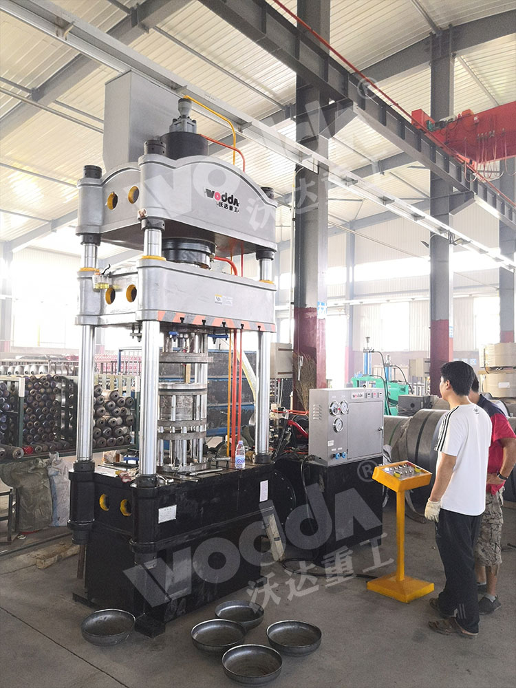 200噸煤氣罐(guàn)封頭液壓機(ji)