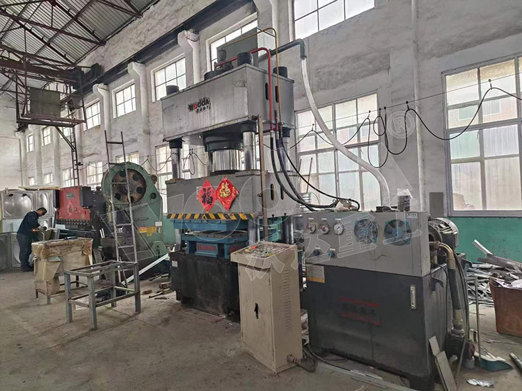 不鏽鋼(gāng)水箱闆(pǎn)液壓機(jī)客戶現(xiàn)場