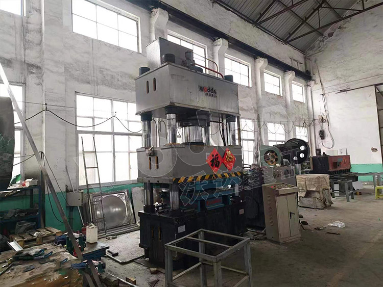 不鏽鋼(gāng)水箱闆(pan)液壓機(jī)客戶現(xiàn)場