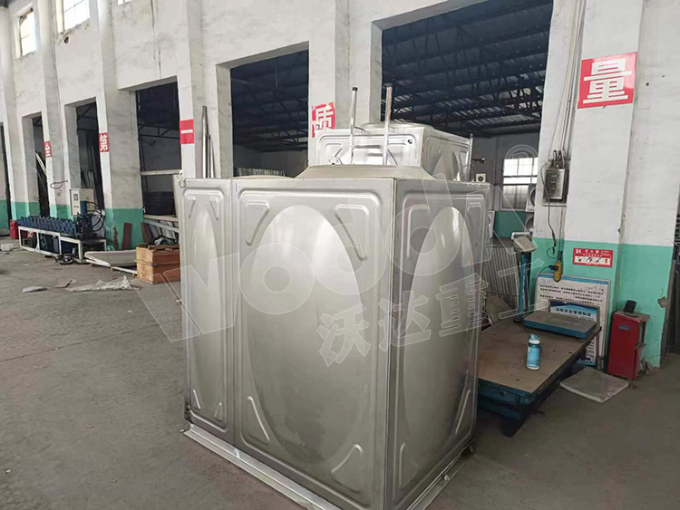 方(fang)形不鏽(xiù)鋼水箱(xiāng)