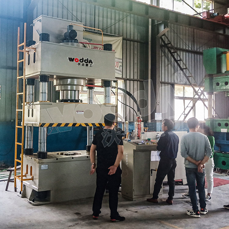 500噸不鏽(xiù)鋼水箱(xiāng)闆拉伸(shēn)液壓機(jī)