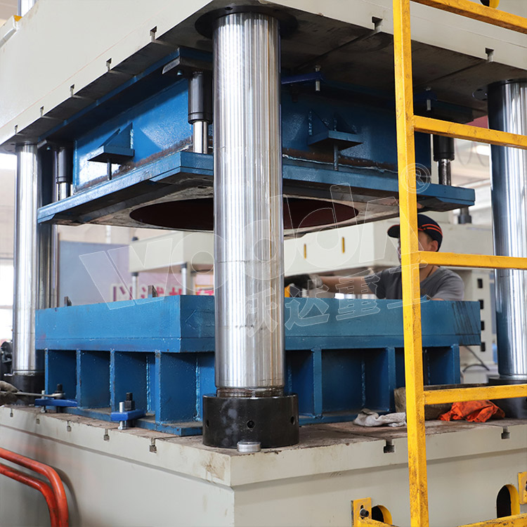 500噸不(bu)鏽鋼水箱液(yè)壓機（立柱）