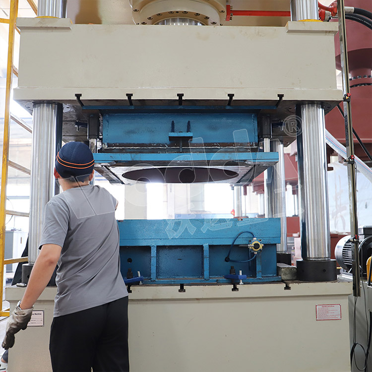 500噸不鏽鋼水(shuǐ)箱液壓機（工(gong)作台）