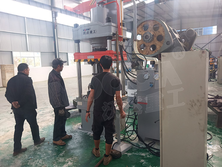 200噸(dun)封頭拉(lā)伸液壓(yā)機（圖1）