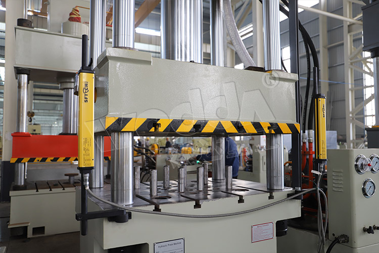 150噸拉伸(shēn)機（液壓墊(niàn)）