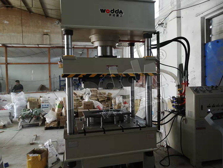 250噸(dūn)太陽能路燈殼(ké)拉伸液壓機