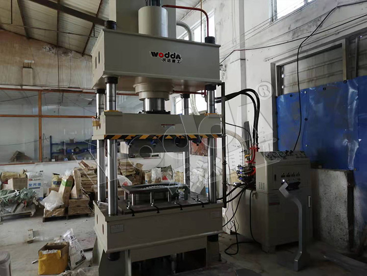 250噸不鏽鋼拉伸(shēn)液壓機現場