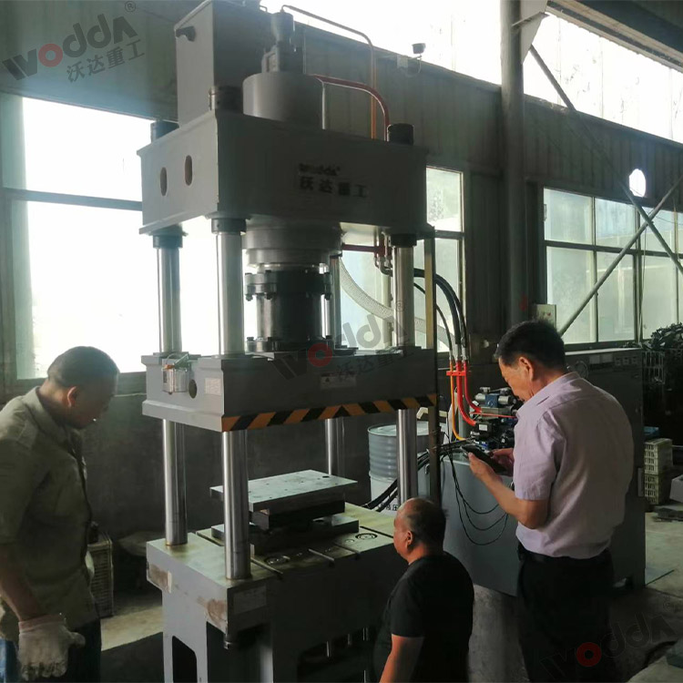 200噸不(bu)鏽鋼離(li)心風機(jī)拉伸成(cheng)型液壓(ya)機