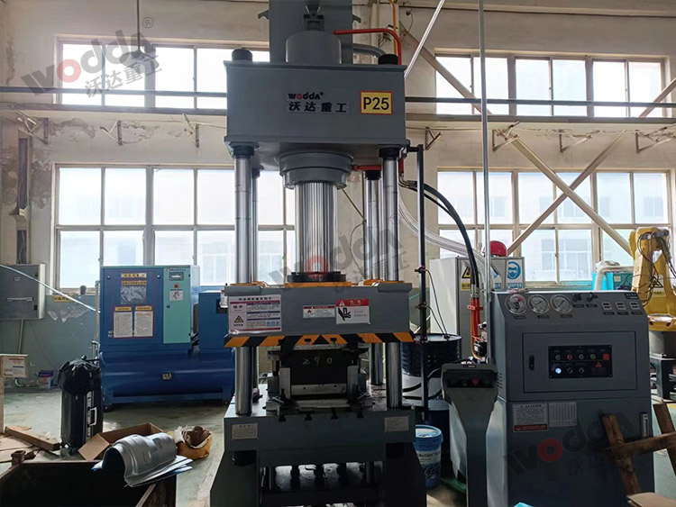 200噸拉伸液壓機(jī)壓汽車排氣管(guan)散熱罩客戶現(xiàn)場