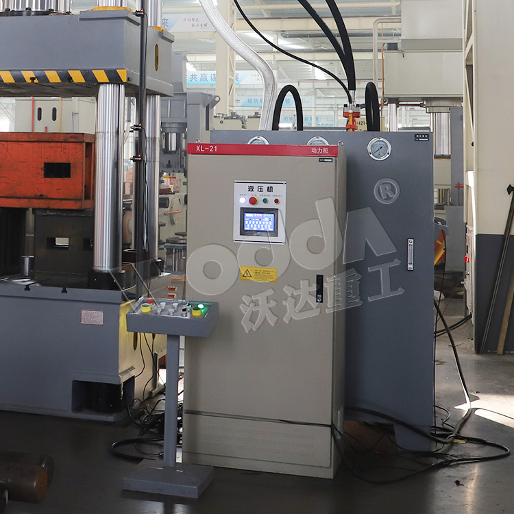 630噸液壓機伺服(fu)動力櫃、移動工作(zuo)台