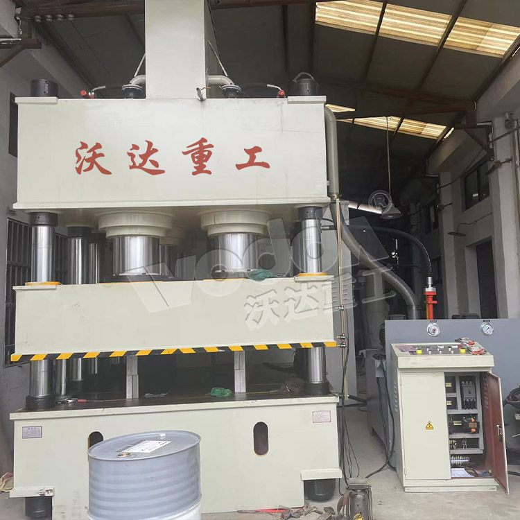 2000噸(dūn)鋼木門(mén)壓花機(jī)客戶現(xiàn)場