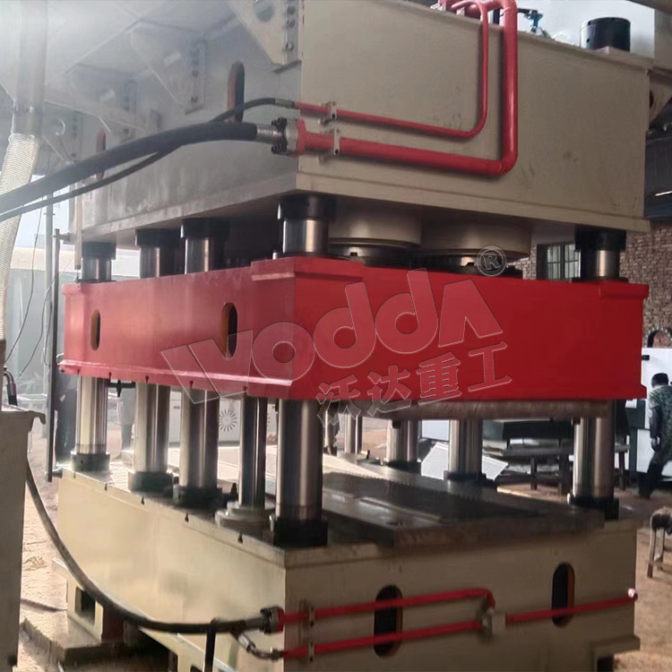 3000噸(dun)鋼木門壓花機(ji)客戶現場