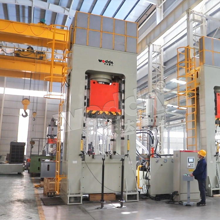 630噸框架(jià)液壓機車(chē)間圖