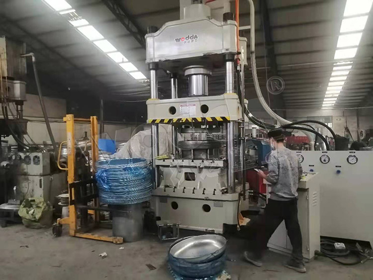 315噸汽車水(shuǐ)箱封頭拉伸(shen)液壓機