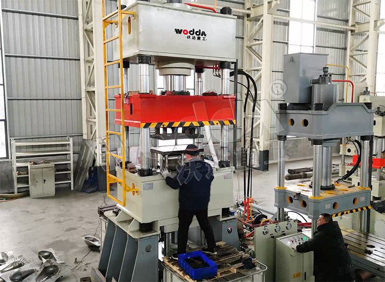 315噸不鏽鋼蹲(dūn)便器拉伸液(ye)壓機