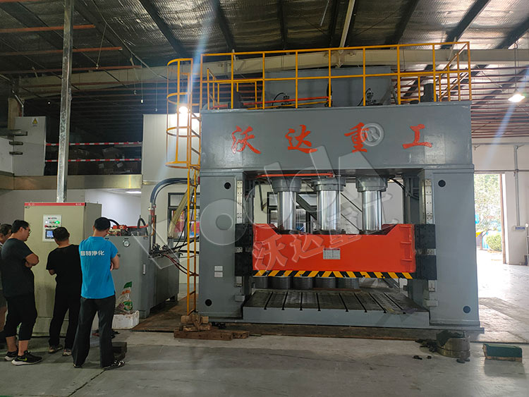 1000噸框架式(shì)薄闆拉伸液(yè)壓機客戶現(xiàn)場