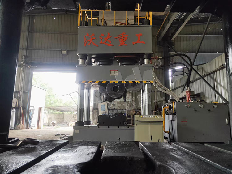 800噸四柱(zhù)液壓機壓制(zhi)金屬制品