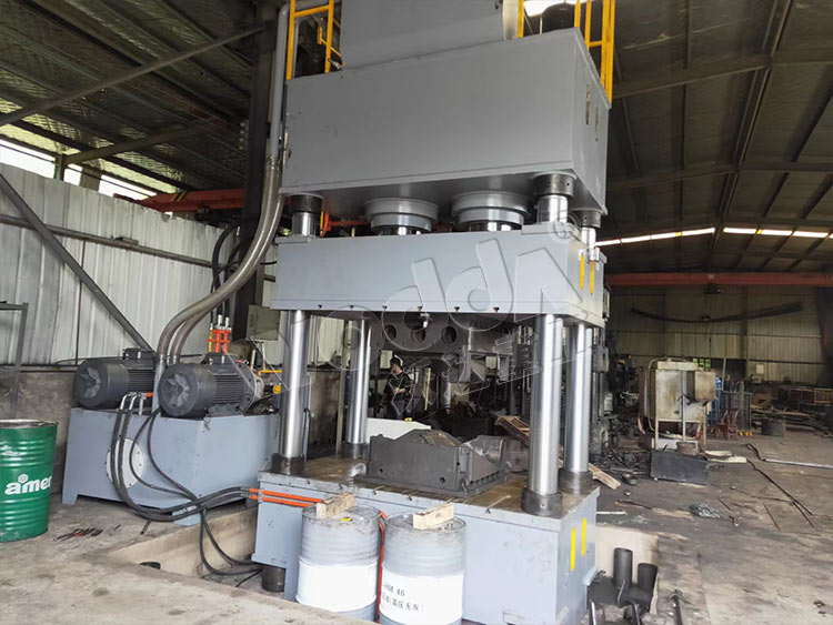 800噸金屬(shu)冷壓成型液(yè)壓機