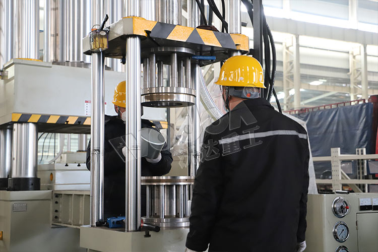 汽車濾清器外(wai)殼拉伸