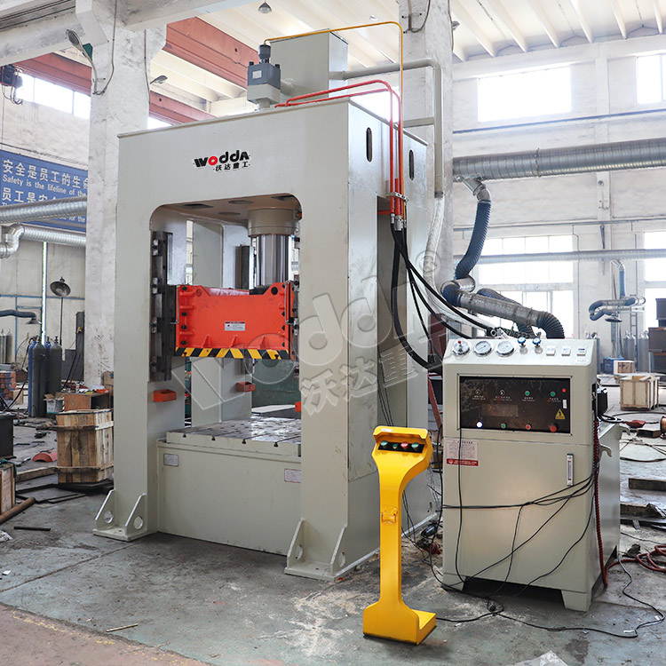 200噸框架(jia)式液壓機車間實(shi)拍