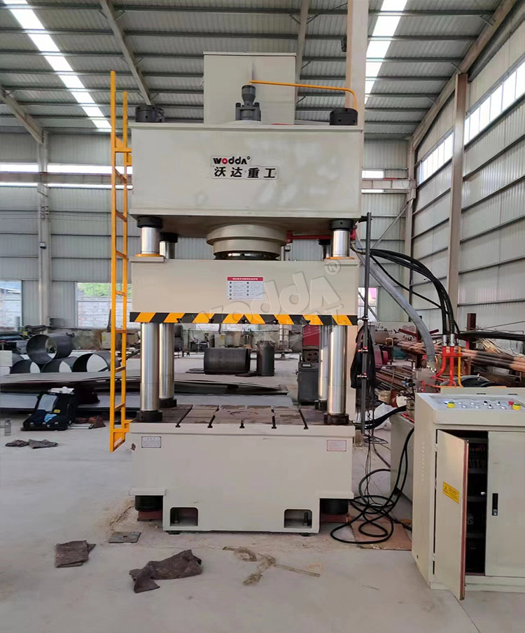 400噸不鏽鋼(gāng)水箱拉伸(shen)液壓機