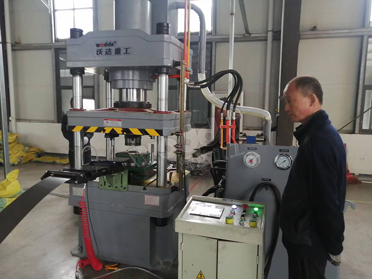 200噸不鏽(xiù)鋼電機端蓋拉(la)伸液壓機