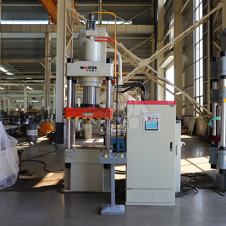 200噸四(si)柱拉伸液(ye)壓機