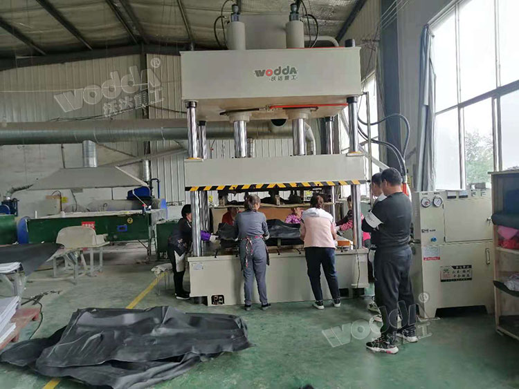 200噸汽(qi)車内飾(shì)件熱壓(ya)成型液(yè)壓機