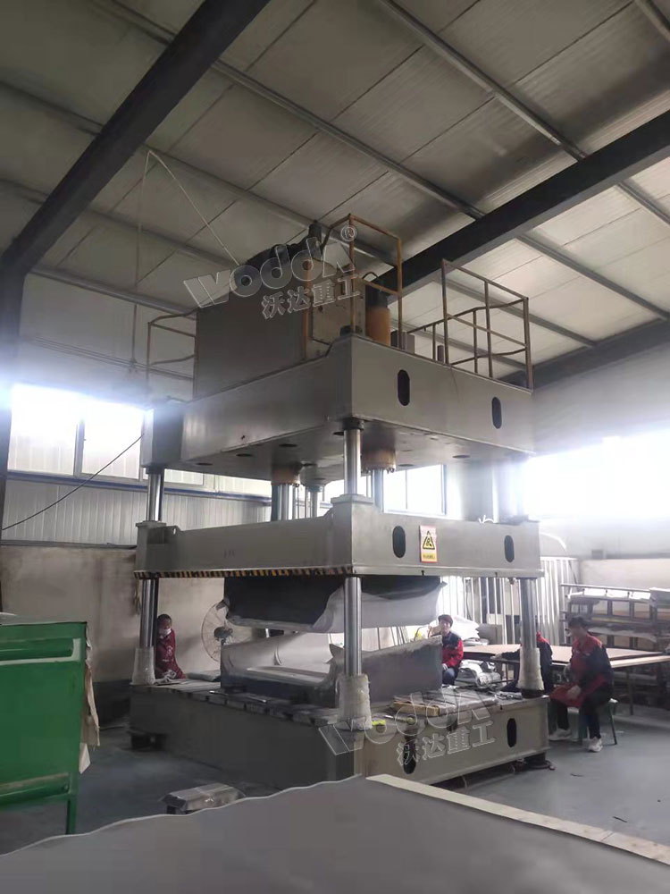 100噸(dūn)汽車頂(ding)棚内飾(shi)件模壓(yā)機