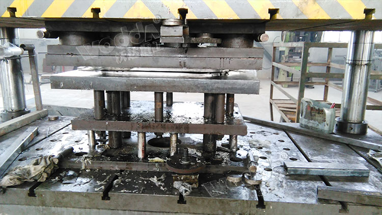 不鏽鋼水槽拉伸(shēn)液壓機加工現場(chǎng)