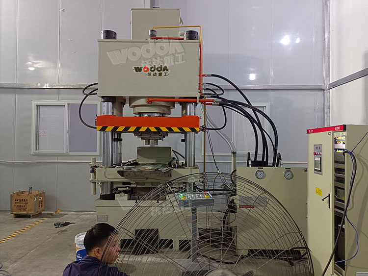 400噸碳化(hua)矽粉末成型(xíng)液壓機