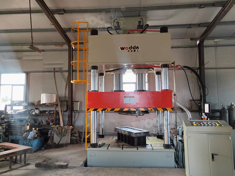 400噸液(yè)壓機壓(ya)制金屬(shǔ)配件