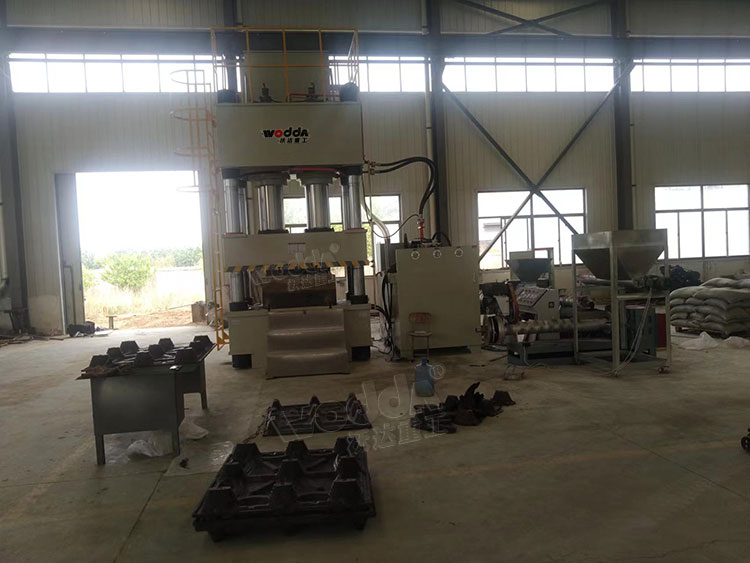 塑料托盤模壓成(chéng)型液壓機客戶車(che)間現場