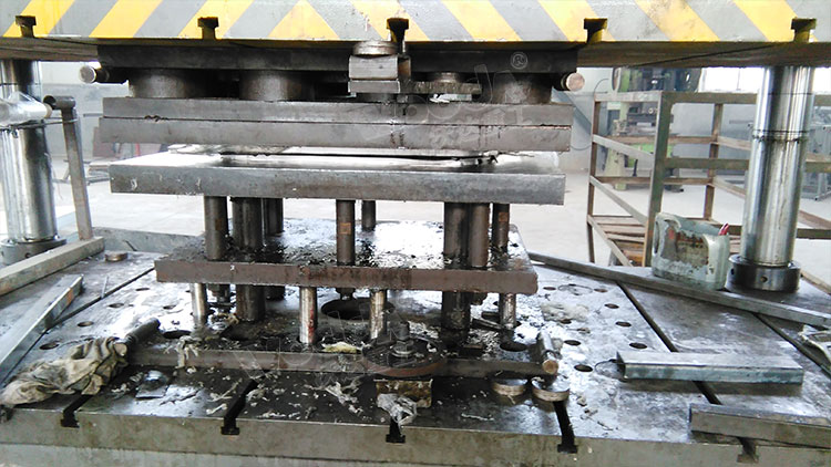 四柱液(yè)壓機整體拉伸不(bu)鏽鋼水槽