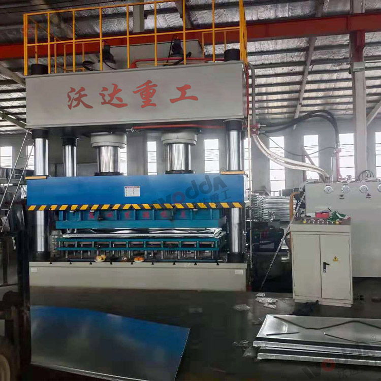 1000噸(dūn)不鏽鋼水箱(xiang)成型液壓機(ji)