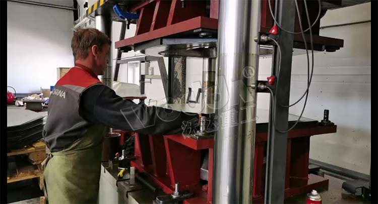 四(sì)柱液壓(ya)機拉伸(shēn)灰鬥車(chē)成型