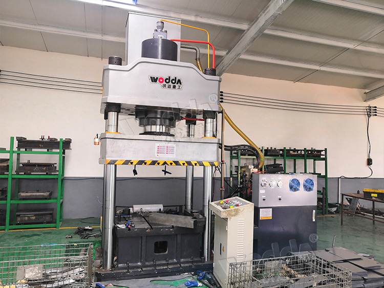 250噸(dun)四柱拉伸(shen)液壓機客(ke)戶車間